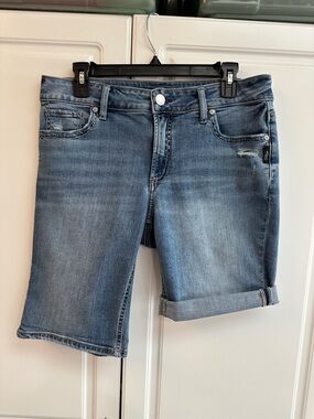 30” Silver Jeans Medium Blue Denim Shorts with Contrast Stitching